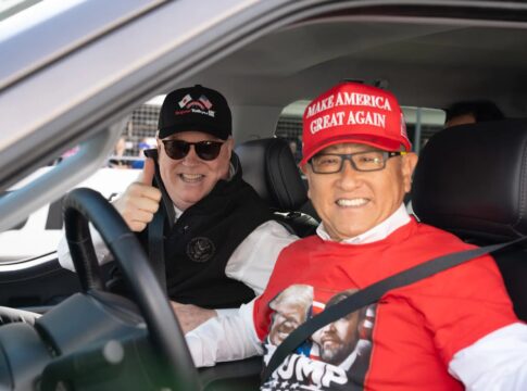 Chủ tịch Toyota đội nón MAGA, lái bán tải Ford dẫn đầu đoàn xe NASCAR Chủ tịch Toyota đội nón MAGA, lái bán tải Ford dẫn đầu đoàn xe NASCAR